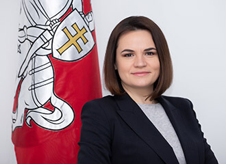 Тихановской показали переписку между БНР и правительством Эстонии в 1920-е годы и оригинал документа о признании независимости Эстонии Радой БНР