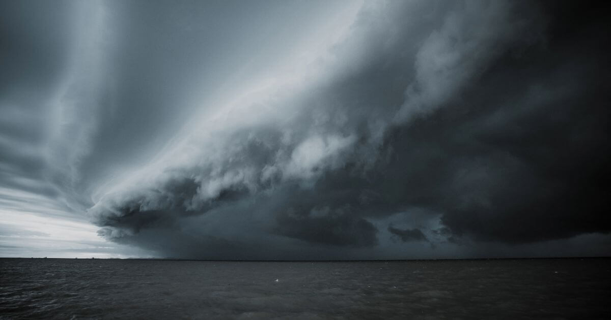 В Минске сдуло детей, пропало электричество, обрушилась крыша. И все из-за дождя