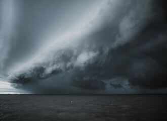 В Минске сдуло детей, пропало электричество, обрушилась крыша. И все из-за дождя