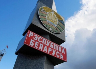 Видео: беларуские пограничники со щитами выгоняют мигрантов в Литву