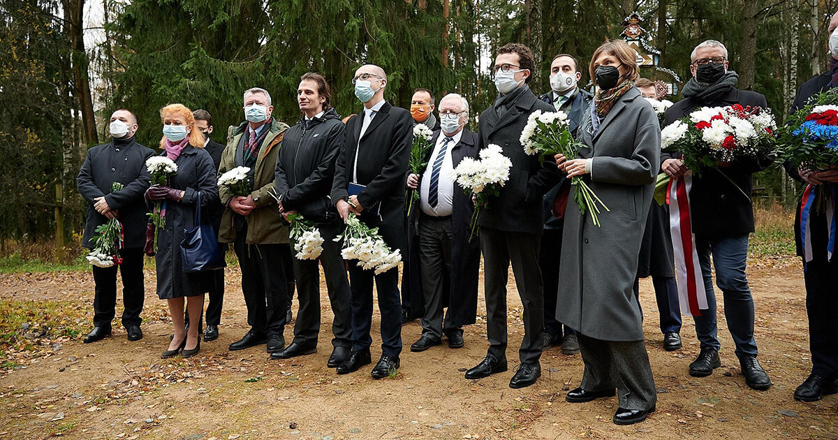 Фотафакт. Дыпламаты ўсклалі кветкі ў Курапатах