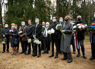 Фотафакт. Дыпламаты ўсклалі кветкі ў Курапатах