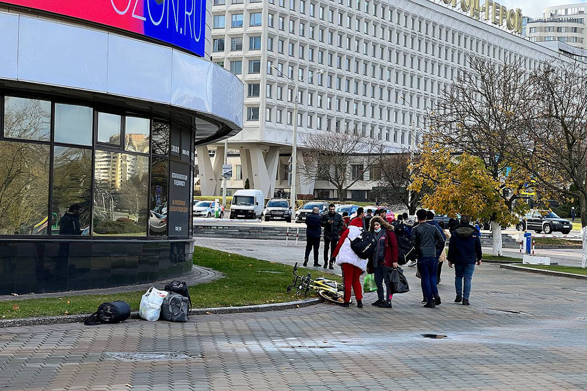 В центре Минска толпятся люди, похожие на мигрантов с Ближнего Востока