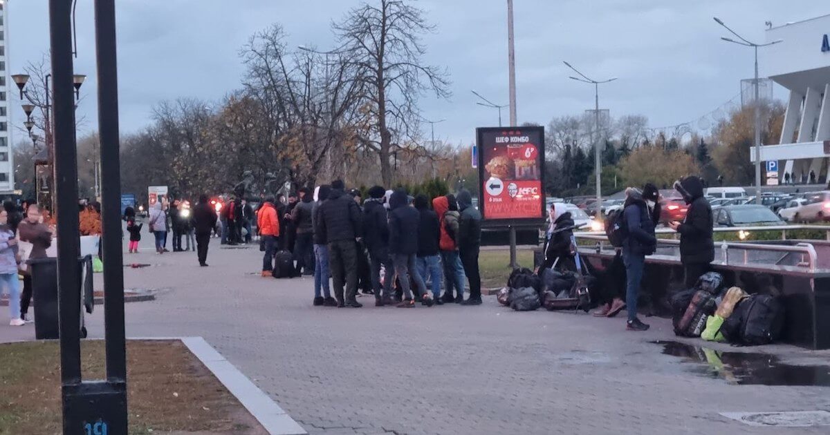 У цэнтры Мінска тоўпяцца людзі, падобныя да мігрантаў з Блізкага Усходу