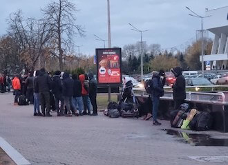 У цэнтры Мінска тоўпяцца людзі, падобныя да мігрантаў з Блізкага Усходу