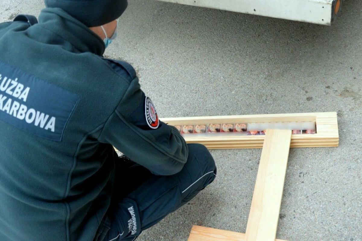 Smuggling of Belarusian cigarettes among boards detained in Poland