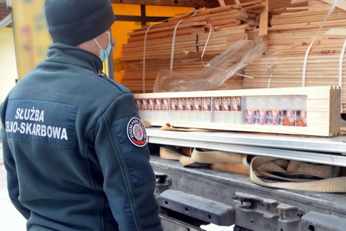 Smuggling of Belarusian cigarettes among boards detained in Poland