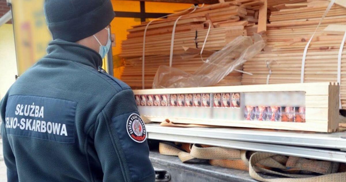 У Польшчы затрымалі кантрабанду беларускіх цыгарэт у дошках