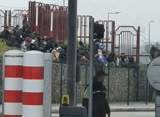 Фото дня. Мигранты сидят на нейтральной полосе одного из погранпереходов из Беларуси в Польшу