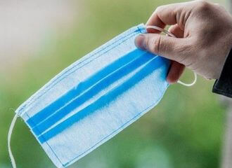 В транспорте и магазинах требуют убрать напоминания о масках