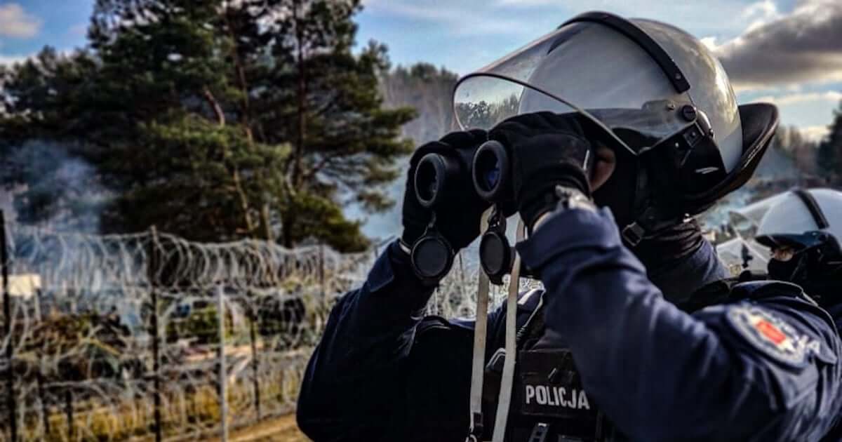 Около 50 мигрантов прорвались в Польшу, а полицию забрасывали камнями