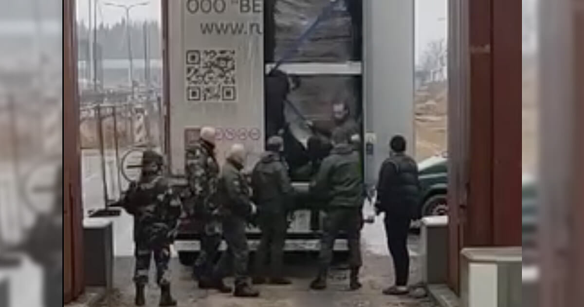 Мігранты спрабавалі патрапіць на тэрыторыю Літвы, схаваўшыся ўнутры апламбаванай фуры