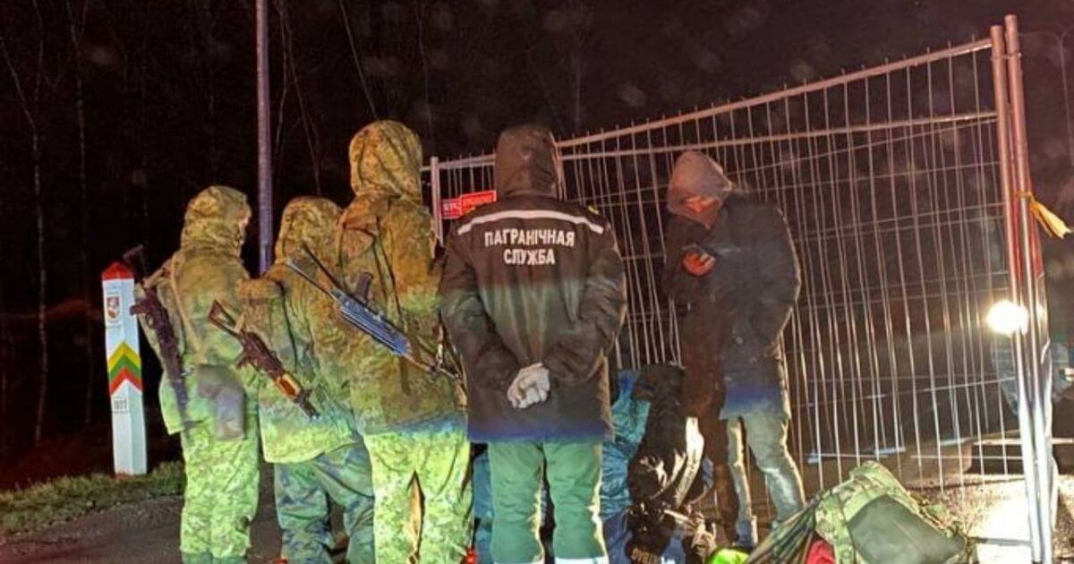 4 иракца пытались попасть в Литву спрятавшись внутри опломбированной фуры