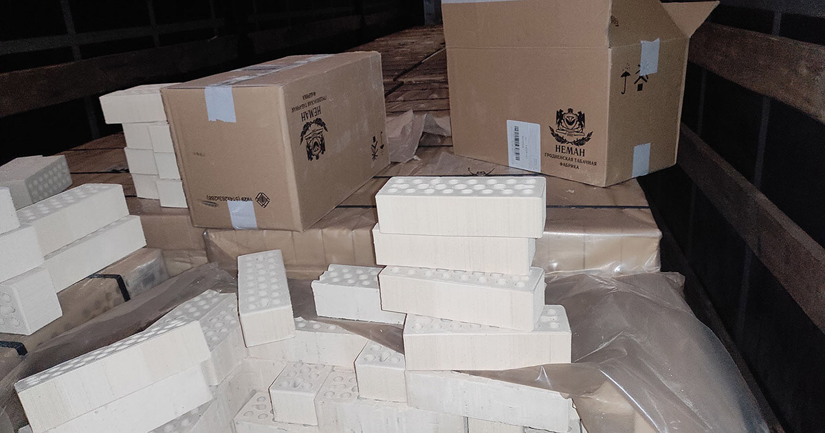 В Литве задержали контрабанду сигарет в бетонных блоках