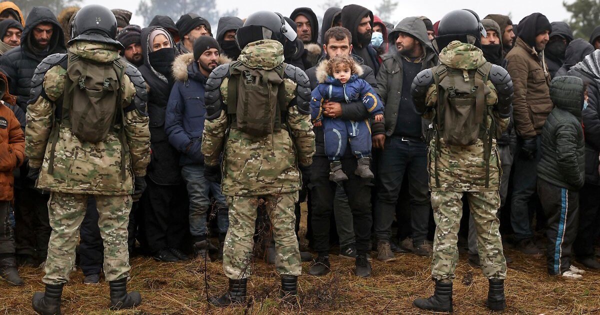 Инсайд: «Более 500 туристов ждут вылета из Беларуси под охраной КГБ и ОМОНа»