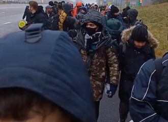 Беларусские силовики привели к границе Польши новую колонну мигрантов
