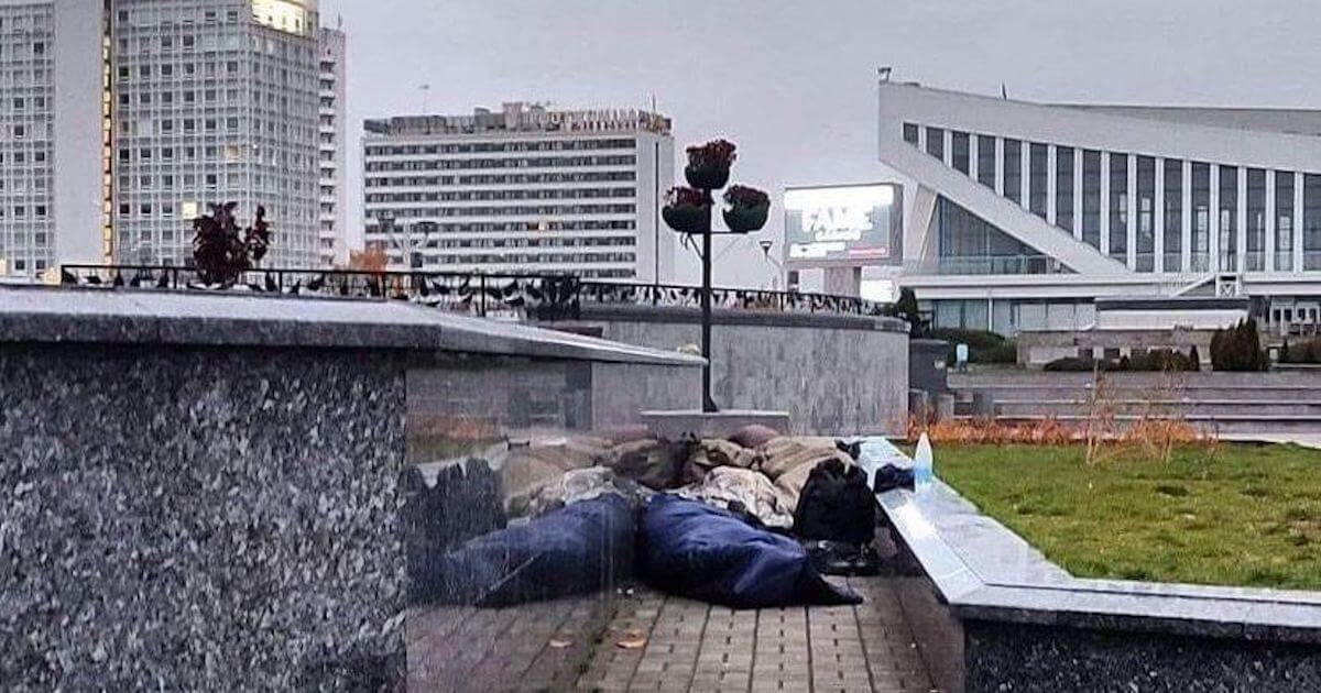 Фота: мігранты спяць на вуліцы ў цэнтры Мінска і за кіламетр ад Польскай мяжы?