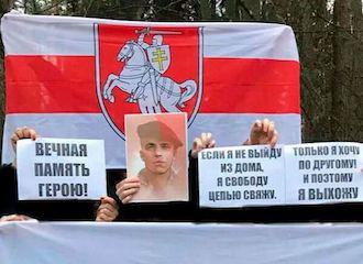 Графіці, акцыі, хвіліна маўчання. Беларусы згадваюць Рамана Бандарэнку, які загінуў год таму