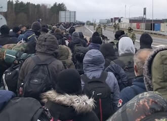 Тысячы мігрантаў спрабуюць прабрацца ў ЕС. Хроніка панядзелка