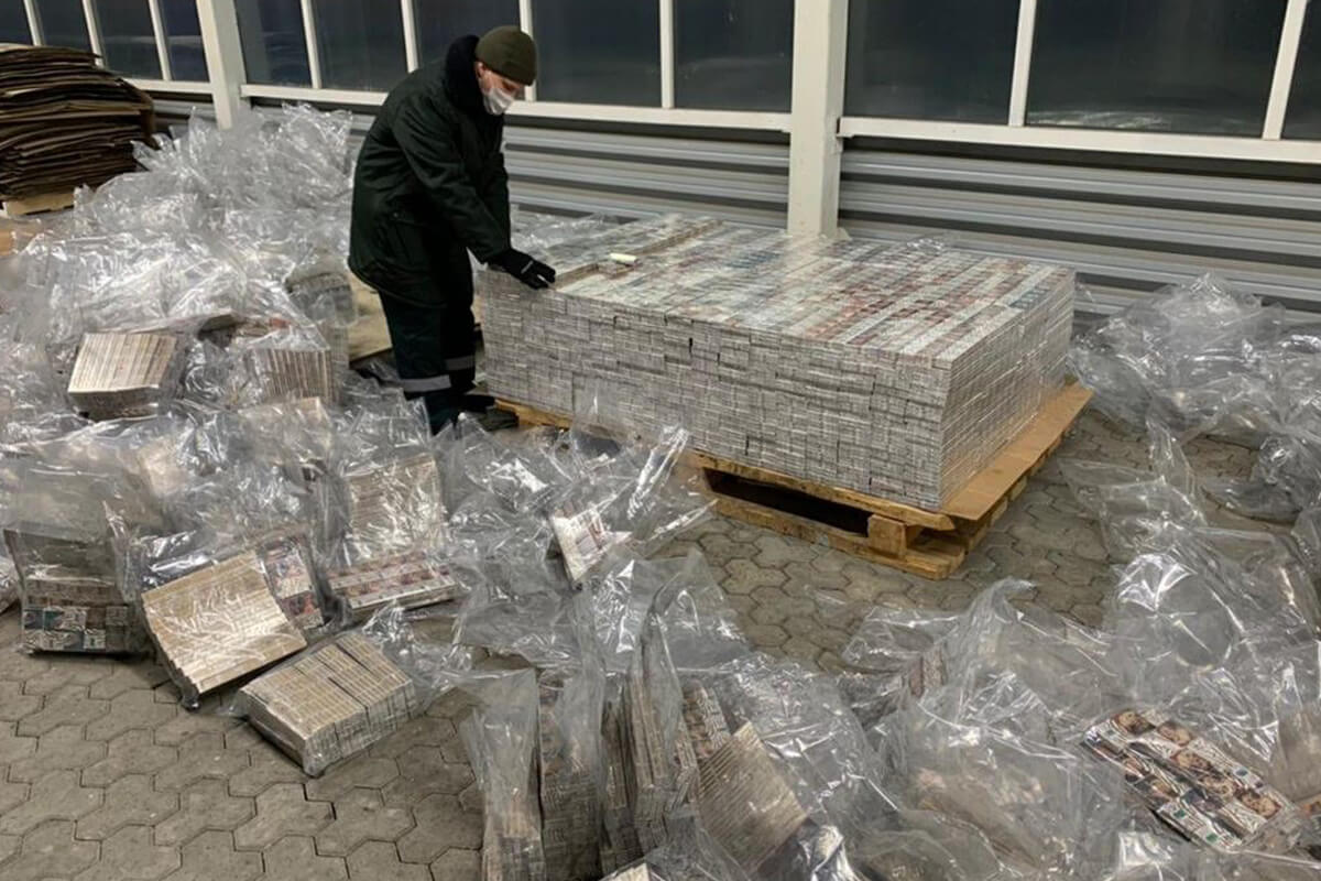 В России задержали контрабанду беларуcских сигарет в бочках с кварцевым песком