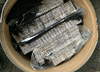 У Расіі затрымалі кантрабанду беларускіх цыгарэт у бочках з кварцавым пяском