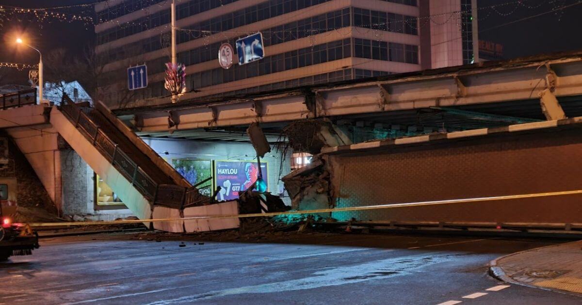 В Минске обвалилась часть моста на Немиге