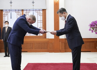 New Ambassador of Belarus presents credentials to the President of Korea