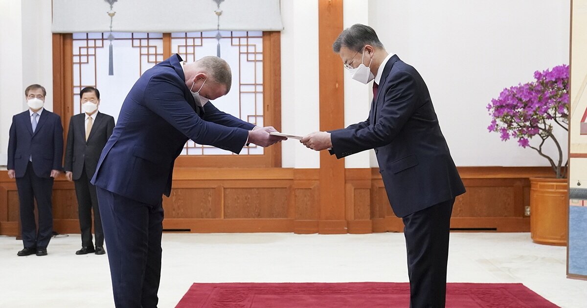 New Ambassador of Belarus presents credentials to the President of Korea
