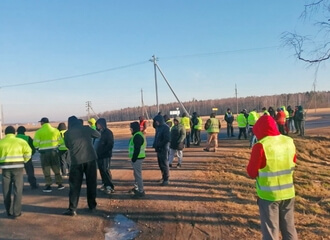 Truckers came out on the road near «Berastavitsa» checkpoint