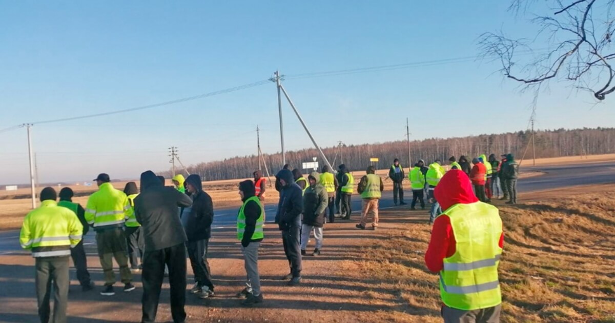 Truckers came out on the road near «Berastavitsa» checkpoint