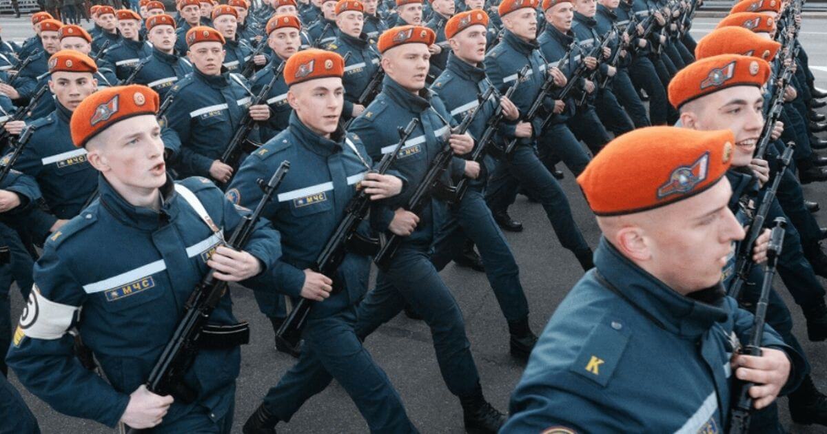 В Беларуси хотят вооружить сотрудников МЧС, однако оружие им выдавали и раньше