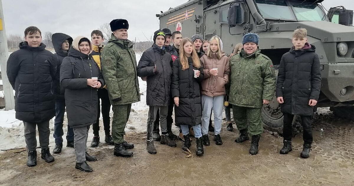 A patriotic event for «pre-organized groups of schoolchildren» took place at an exercise near Yelsk