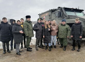 A patriotic event for «pre-organized groups of schoolchildren» took place at an exercise near Yelsk