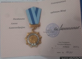 Шматдзетная маці вярнула ў адміністрацыю Лукашэнкі ордэн Маці ў знак пратэсту супраць вайны