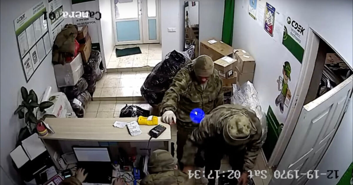 «Беларускі Гаюн» опубликовал видеозапись, где солдаты РФ отправляют краденные в Украине вещи