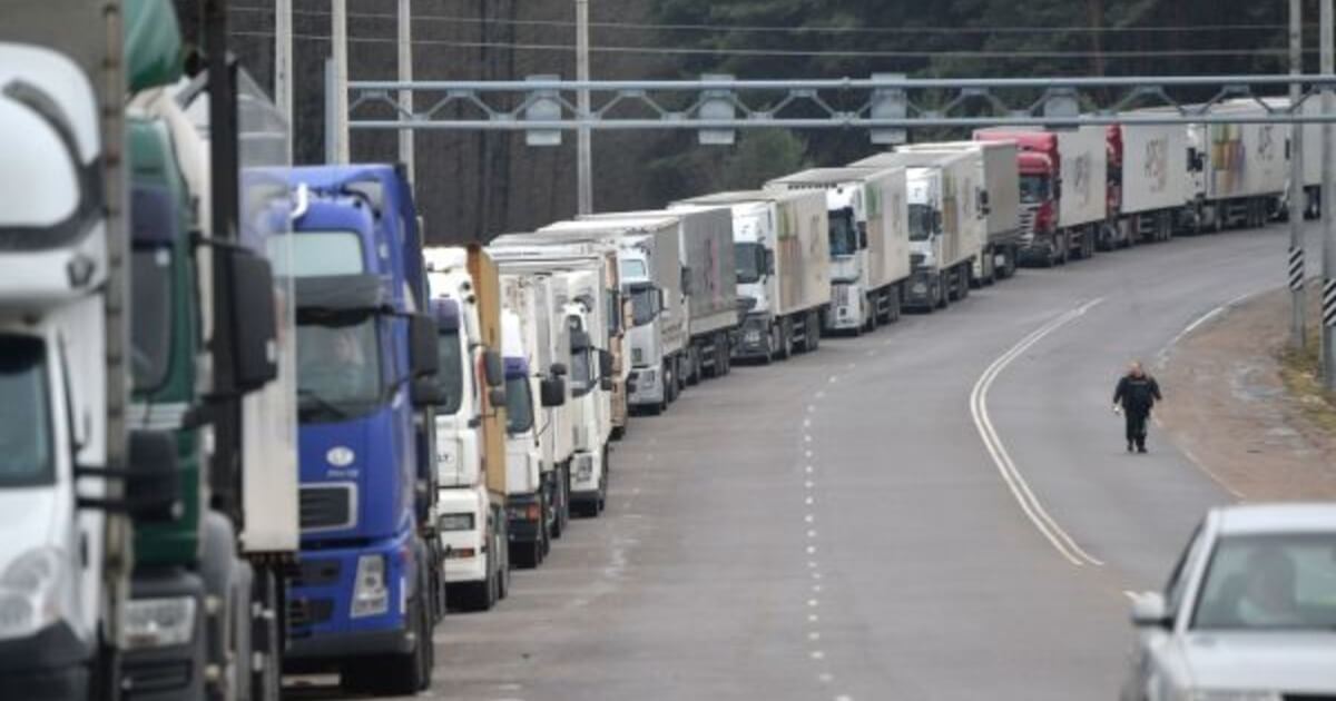 На погранпереходе «Варшавский мост» в сторону Польши машины стоят со вчерашнего вечера