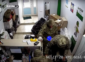 «Беларускі Гаюн» опубликовал видеозапись, где солдаты РФ отправляют краденные в Украине вещи