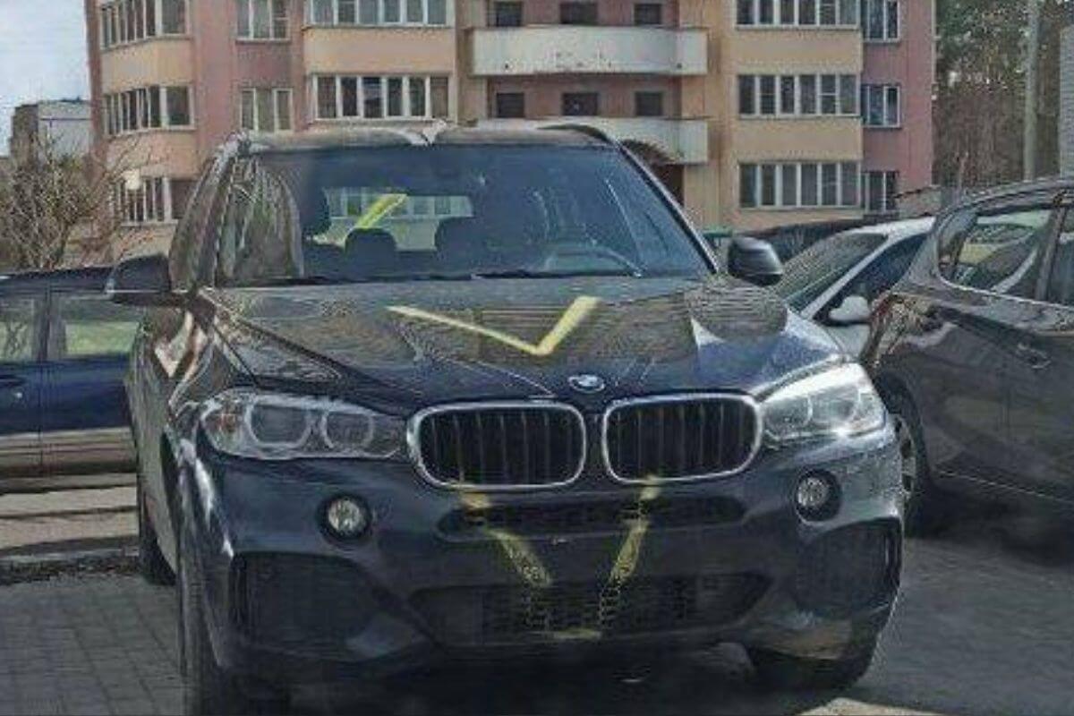 Russian soldiers take stolen Ukrainian cars out of Belarus and buy gold with stolen money