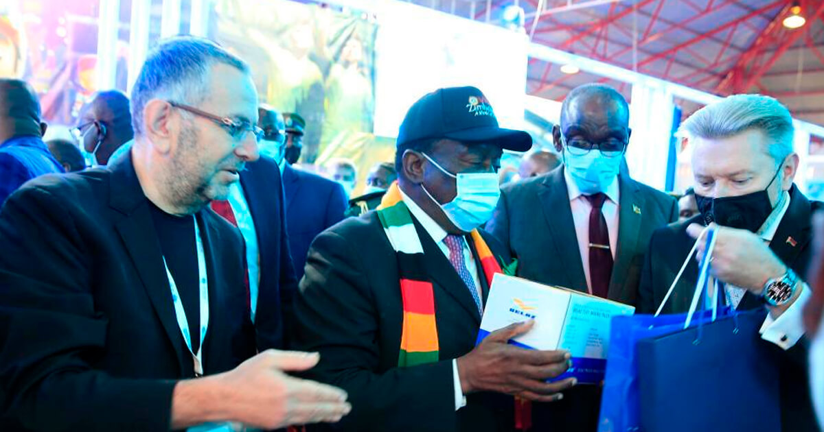 Зингман вновь замечен в Африке, где подарил главе Зимбабве модель БелАЗ