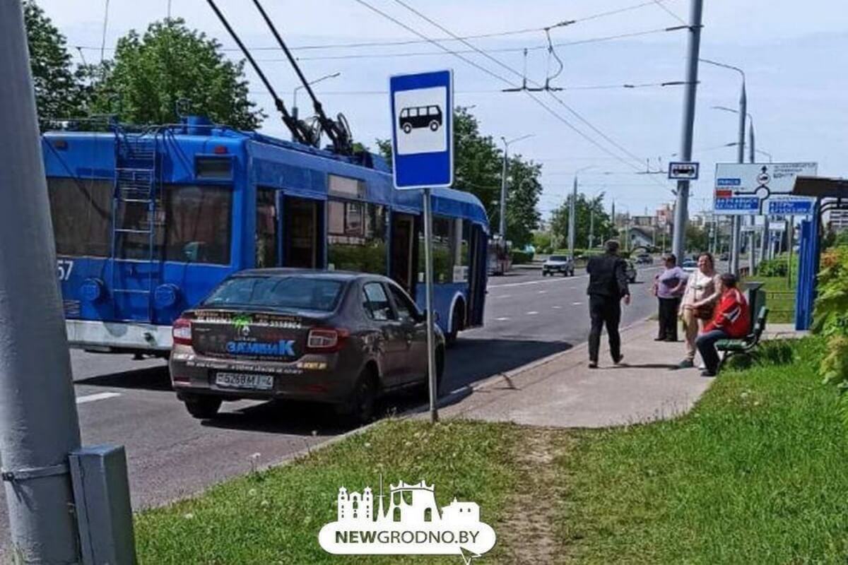 «Чтобы не было ассоциации с Украиной»: В Гродно приказали перекрасить местные желто-синие автобусы и троллейбусы