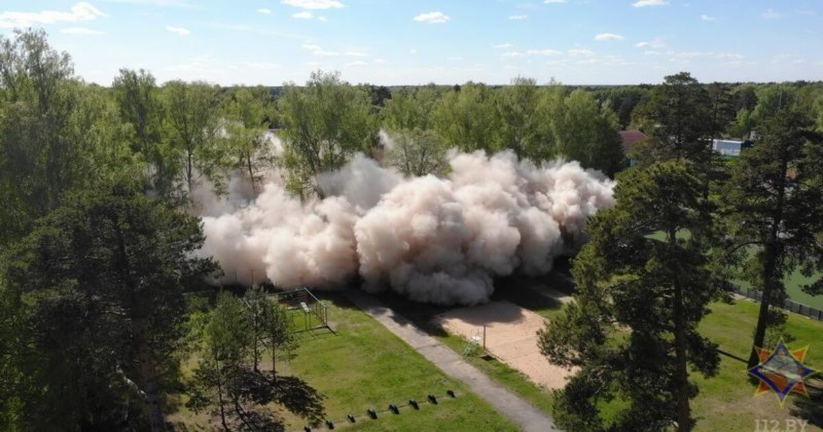 В Новополоцке в рамках учений МЧС взорвано здание