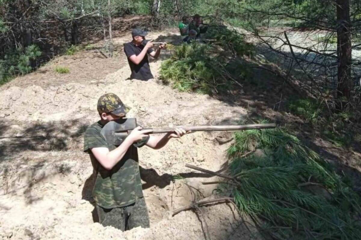 В Гомельской области подростков учат стрелять из лопат