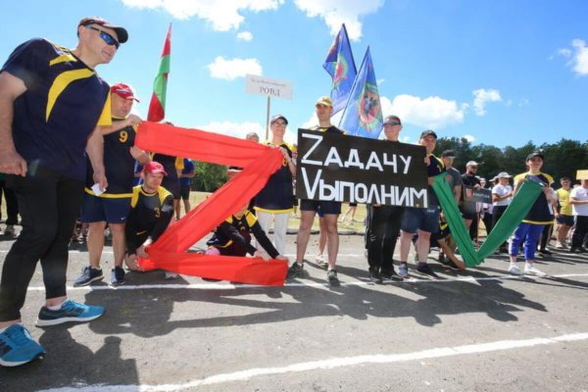 В Гомельской области милиция вышла на спортивное мероприятие с буквой Z и российской символикой вместе с красно-зелёным флагом