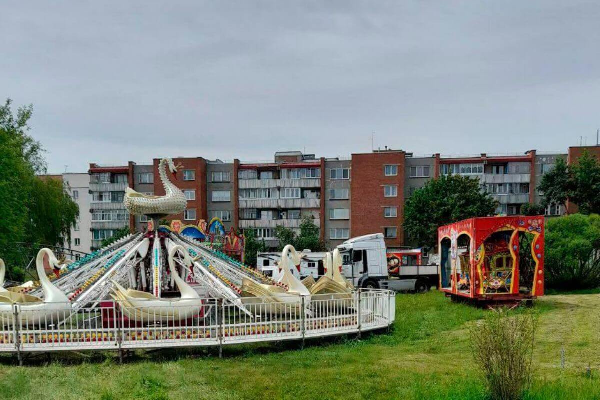 An amusement park is installed right near apartment buildings in Vaukavysk