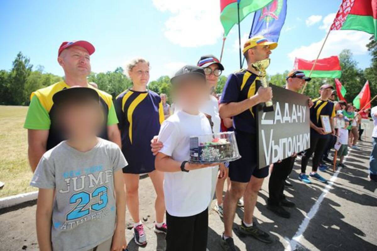 В Гомельской области милиция вышла на спортивное мероприятие с буквой Z и российской символикой вместе с красно-зелёным флагом