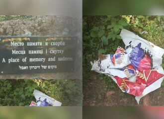 Пад Оршай вандалы наклеілі георгіеўскія стужкі на мемарыяльную пліту на месцы сталінскіх расстрэлаў