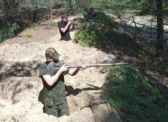 Teenagers from Gomel region are taught to shoot with shovels