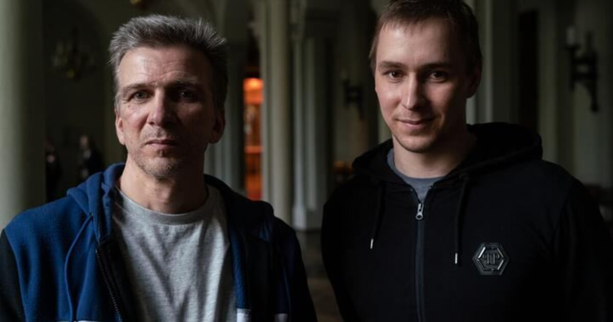 Владиславу и Виталию Кузнечикам, которые 1,5 года жили в шведском посольстве, нужна наша помощь