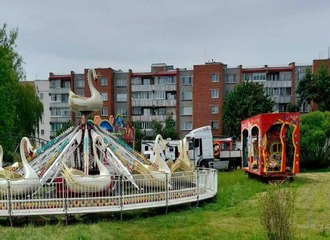 В Волковыске прямо под окнами жилых домов установили «Луна-парк»