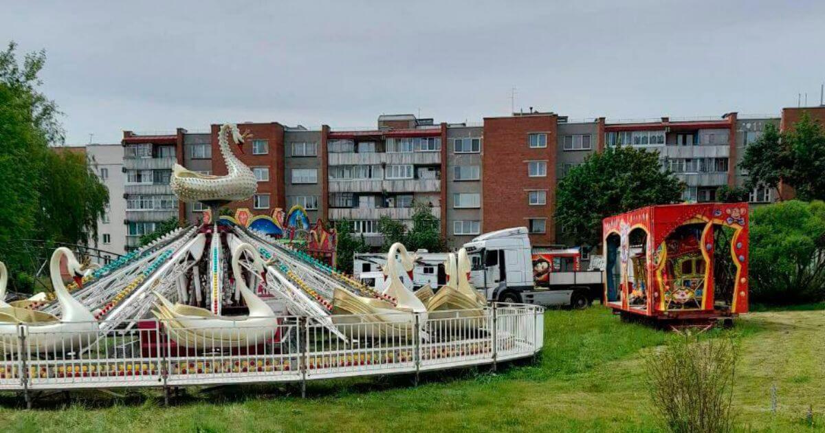 В Волковыске прямо под окнами жилых домов установили «Луна-парк»